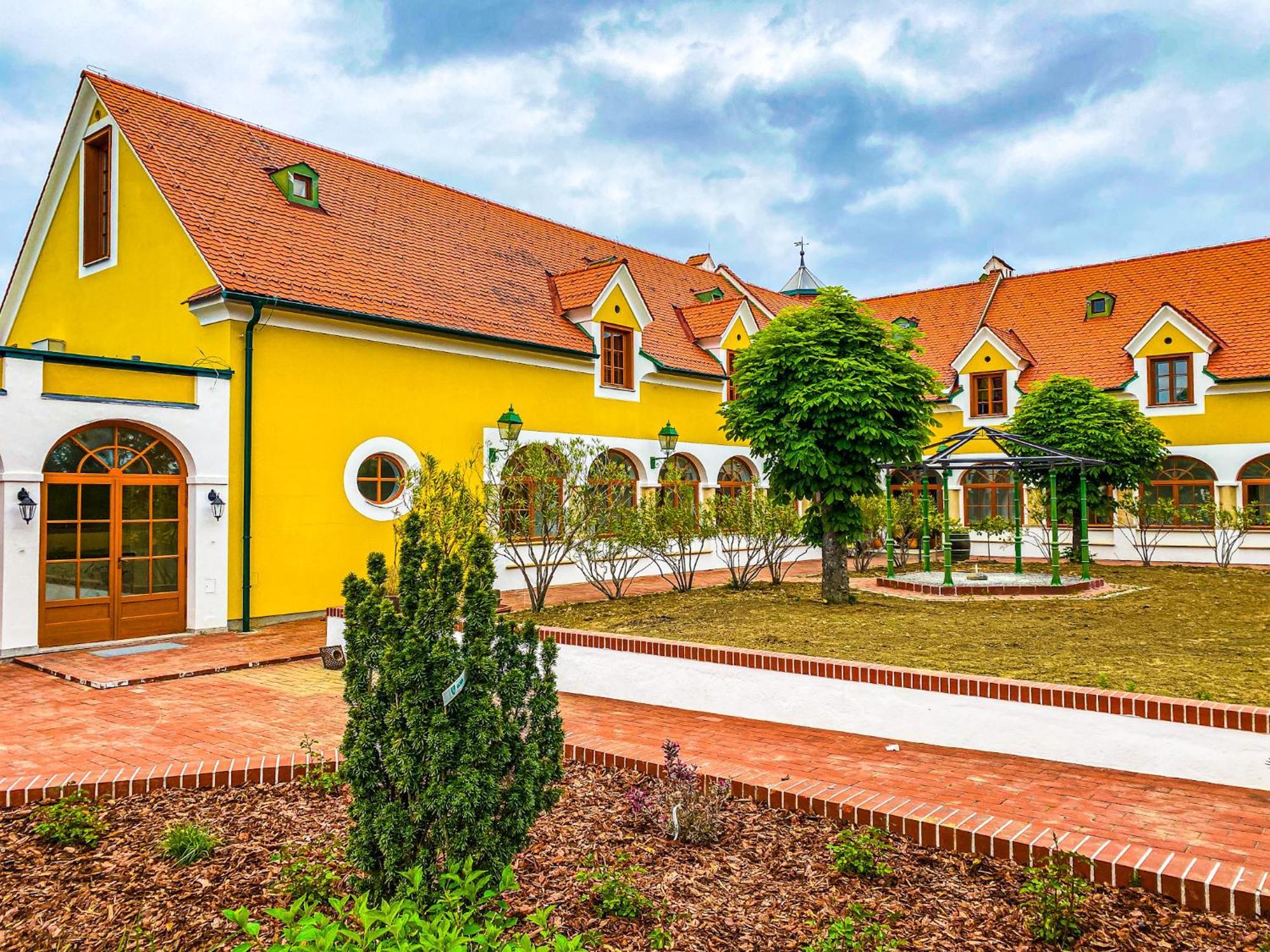 Hotel Roemerstein Loipersdorf bei Fuerstenfeld Exterior photo